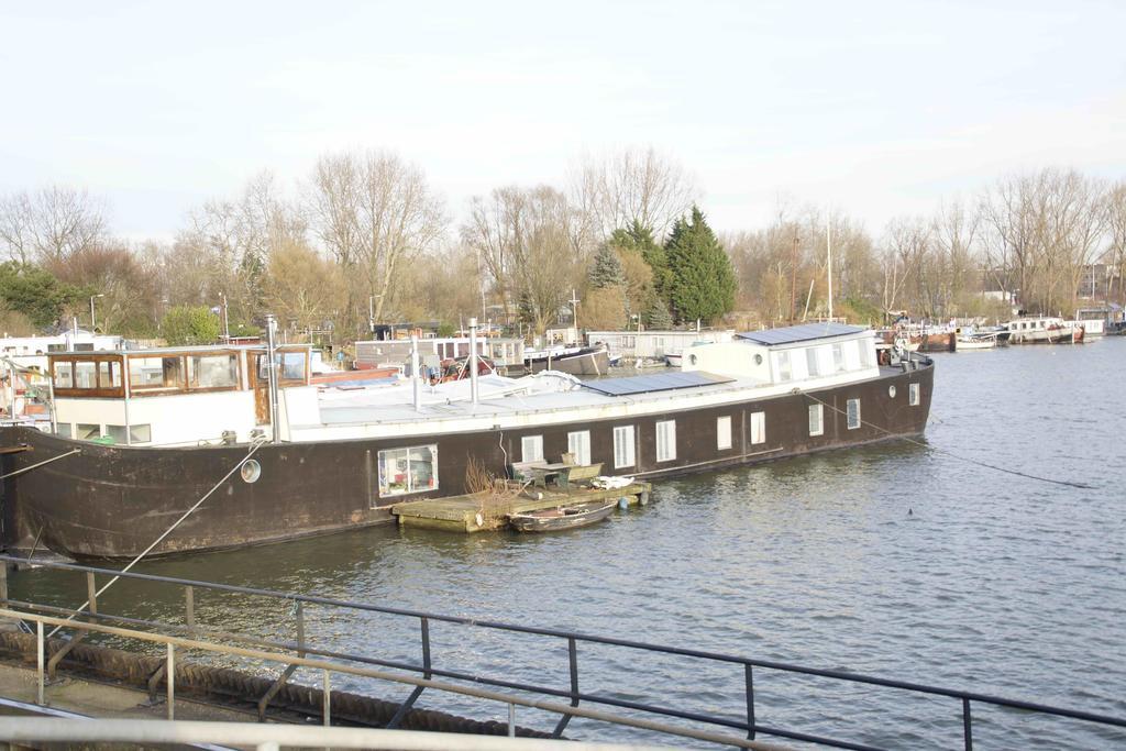 The Island Houseboat Hotel en barco Ámsterdam