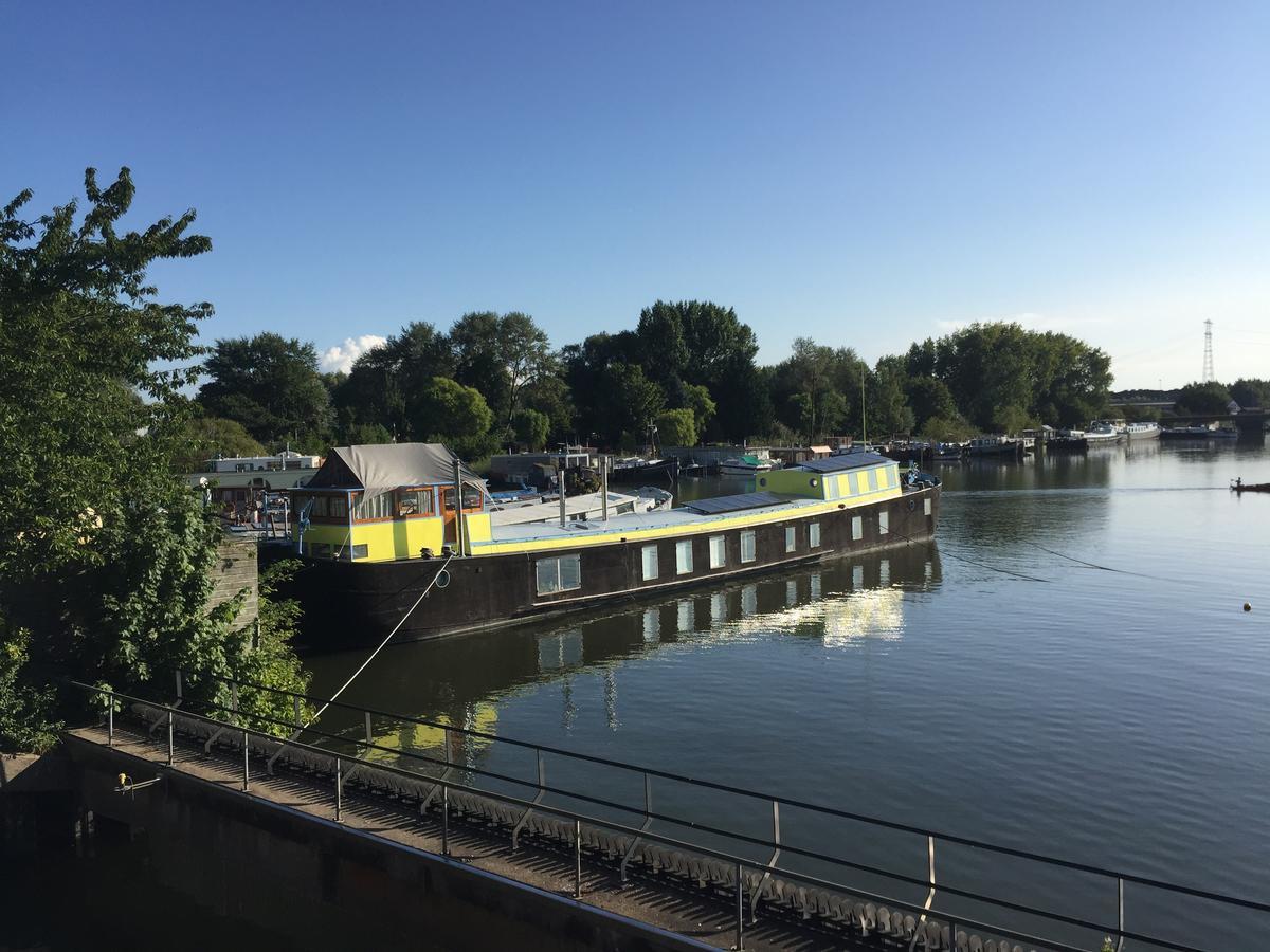 The Island Houseboat Hotel en barco